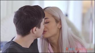 Avery Black Catches Her Stepson Sniffing Her Panties While Jerking Off. 1080 vídeo