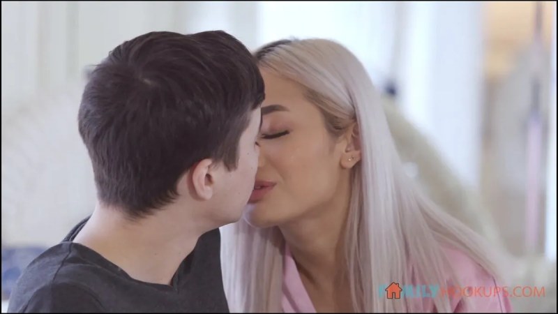 Avery Black Catches Her Stepson Sniffing Her Panties While Jerking Off. 1080 vaizdo įrašai