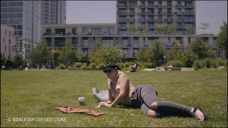 BralessForever 2021.08.15 Madisyn Coffee In The Park J vídeo