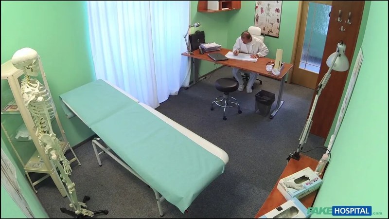 FakeHospital Sexy Sales Lady Makes Doctor Cum Twice As They Strike A Deal J wideo