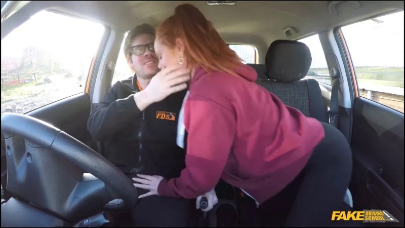 FakeDrivingSchool Cute Learner Eats Instructors Cum J 视频