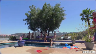 Blonde's Outdoor Sex At The BBQ 1080 vídeo