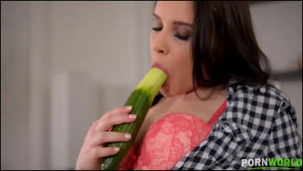 PornWorld Food Fetish   A Vegetable Is Just What Her Crotch Craves J 视频