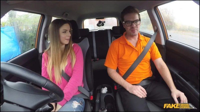 FakeDrivingSchool Italian Student Seduces Instructor J 视频
