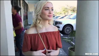 Blonde Braceface Fucks Outdoors 1080 videó