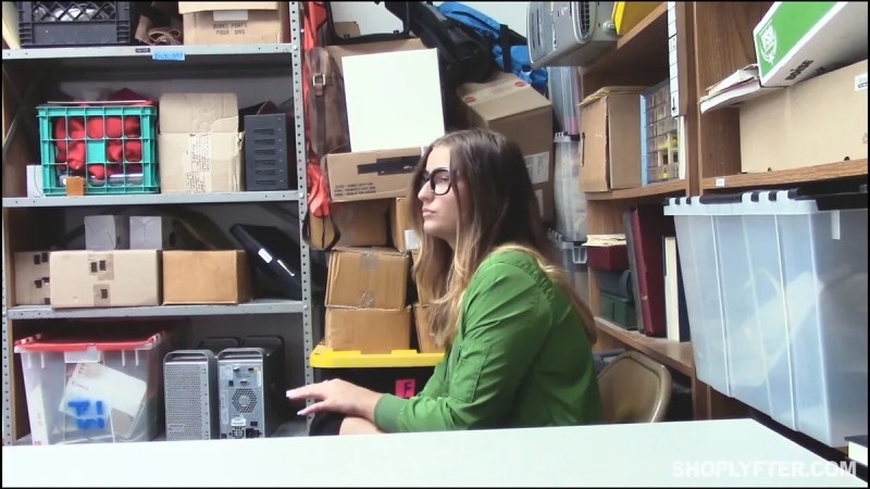 Shoplyfter Dakota Rain J video