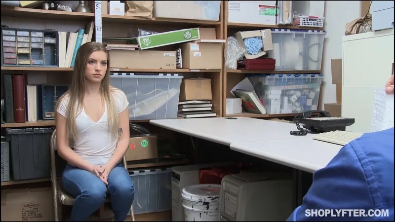 Shoplyfter Summer Brooks J video