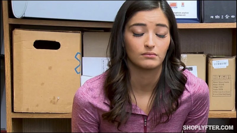 Shoplyfter Emily Willis J video